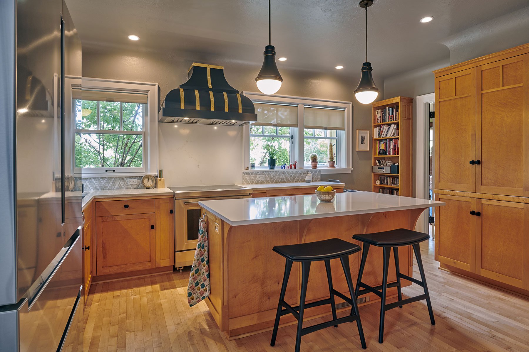 Hanging-Kitchen-Island-Lighting-Placement-Sizing-&-Design-Tips-1