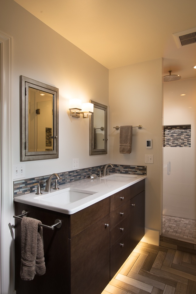 Floating bathroom vanity with illumination