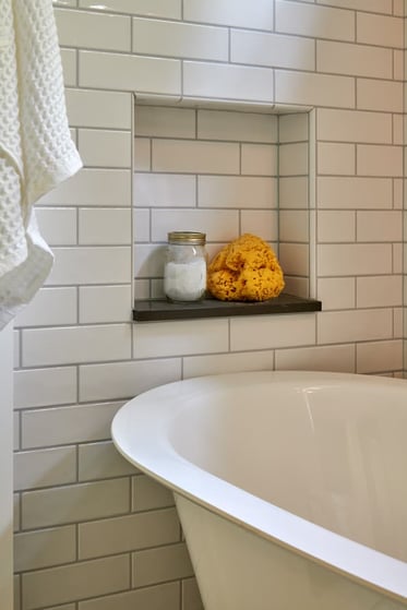 594px_Bathtub niche