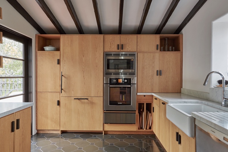 live-oak-kitchen-beamed-ceilings-wood-cabinets-jolie5-1466x978-1