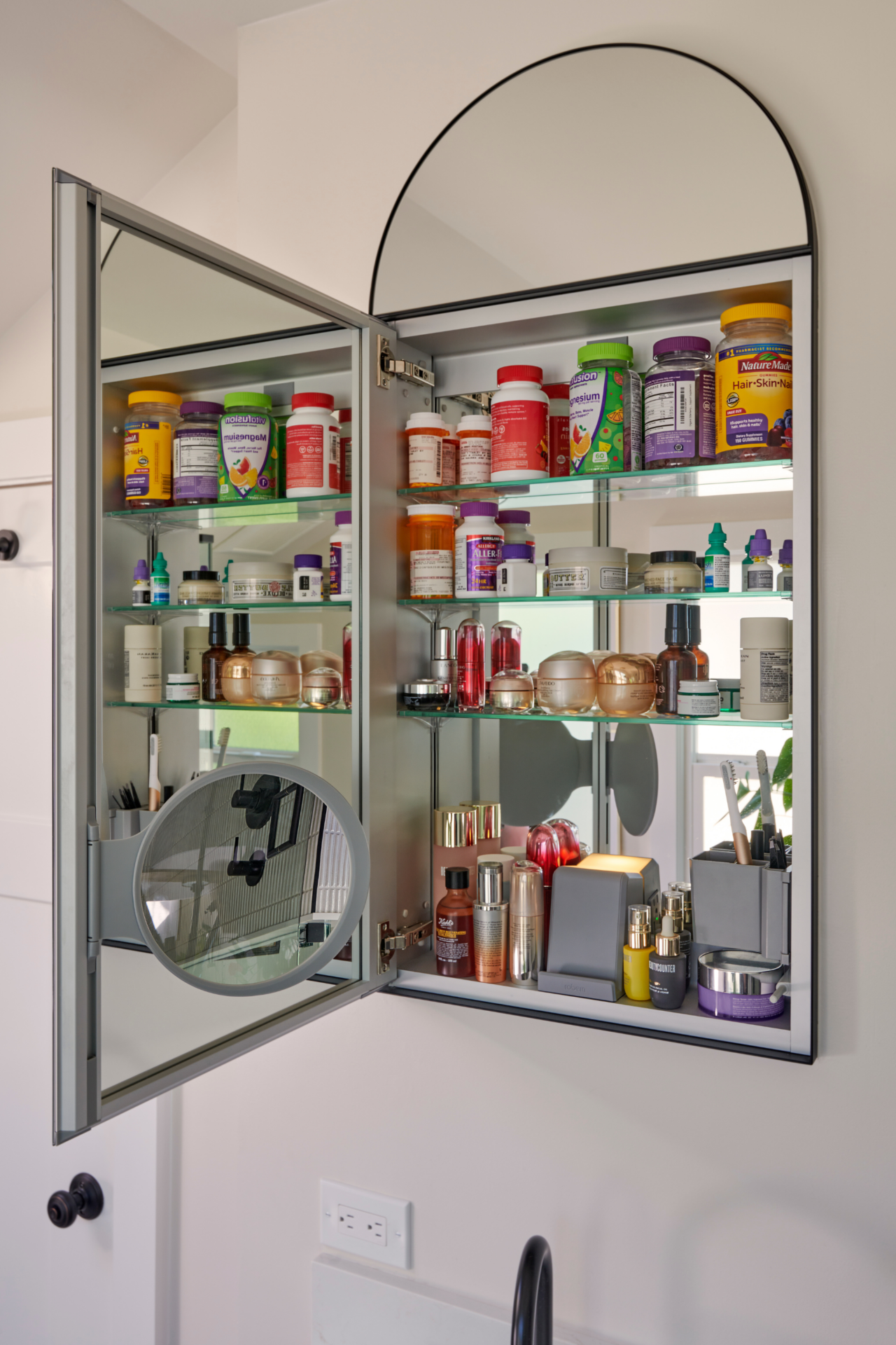Choosing the right bathroom medicine cabinet can significantly enhance your space’s functionality and style. This guide will help you navigate the options to find the perfect fit for your needs.