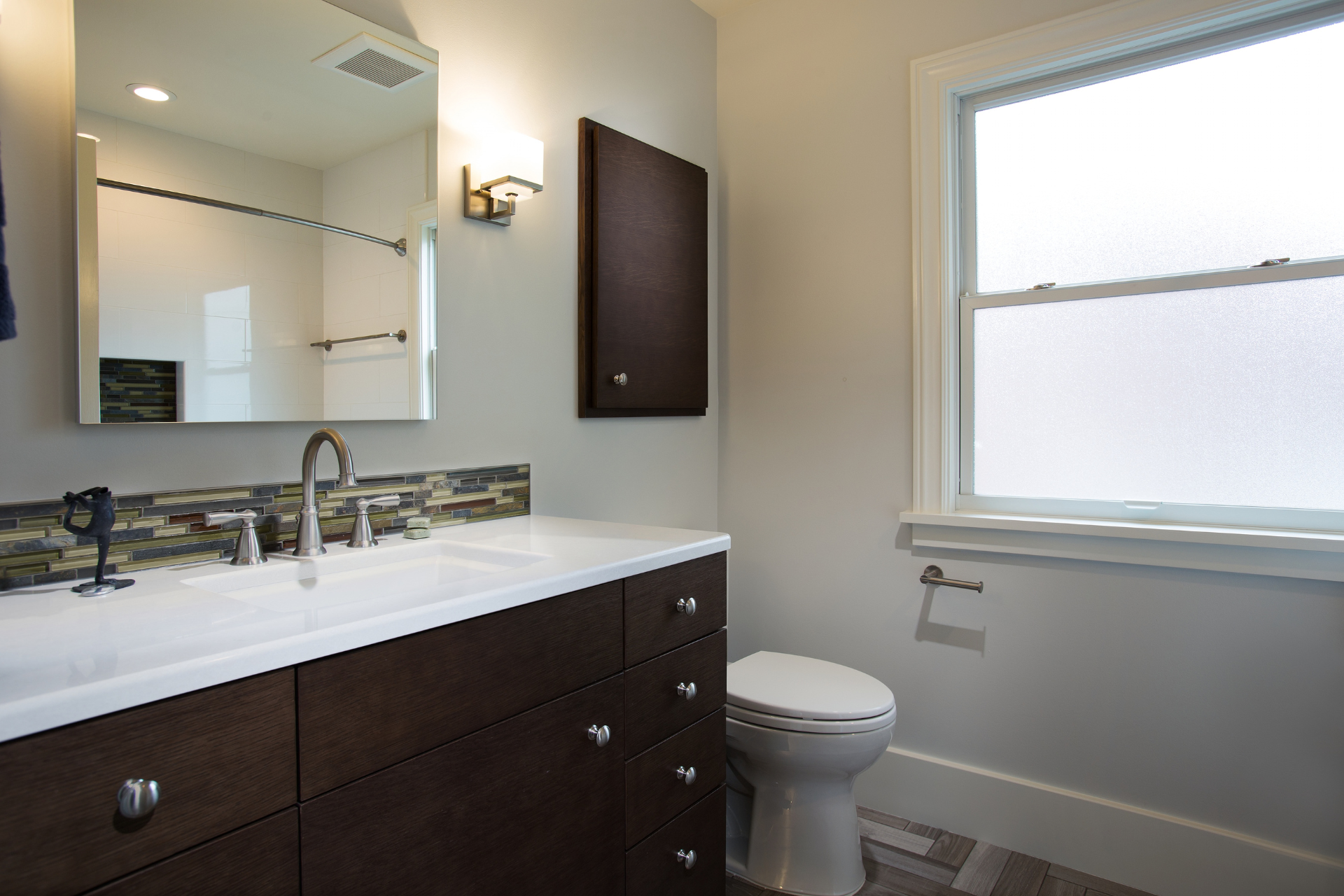 Choosing the right bathroom medicine cabinet can significantly enhance your space’s functionality and style. This guide will help you navigate the options to find the perfect fit for your needs.