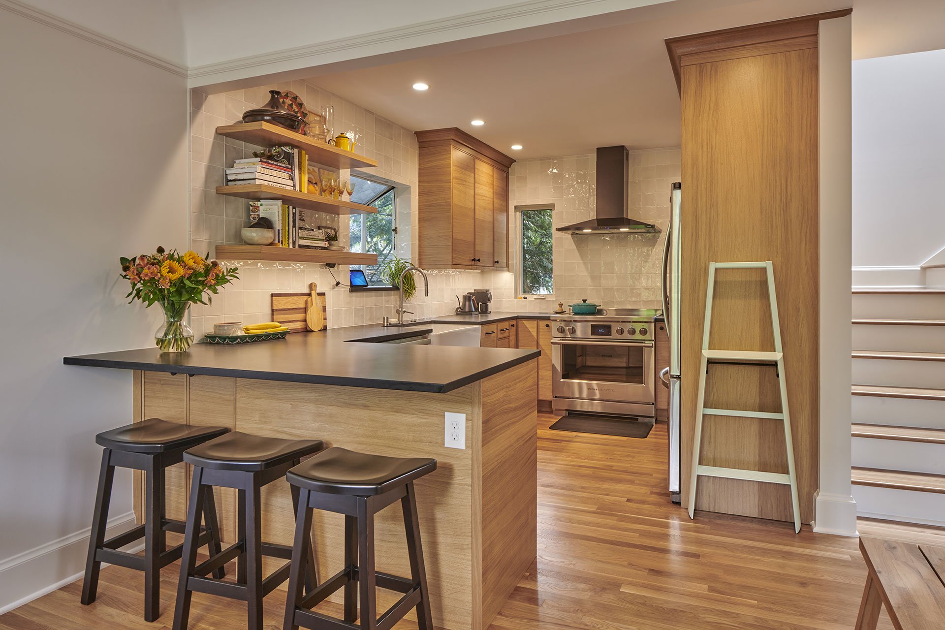 Struggling with a corner kitchen layout? Get our expert tips to improve flow, maximize storage and plan appliance placement to make your corner kitchen more functional and stylish.