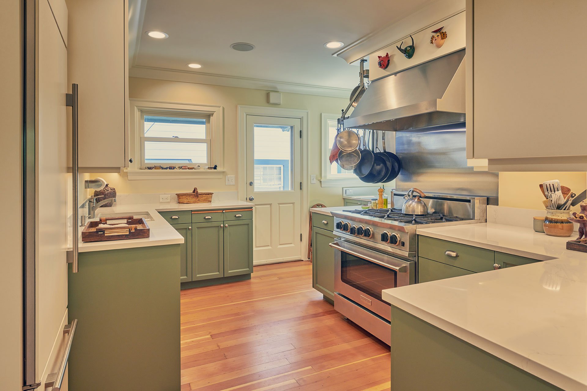 Struggling with a corner kitchen layout? Get our expert tips to improve flow, maximize storage and plan appliance placement to make your corner kitchen more functional and stylish.