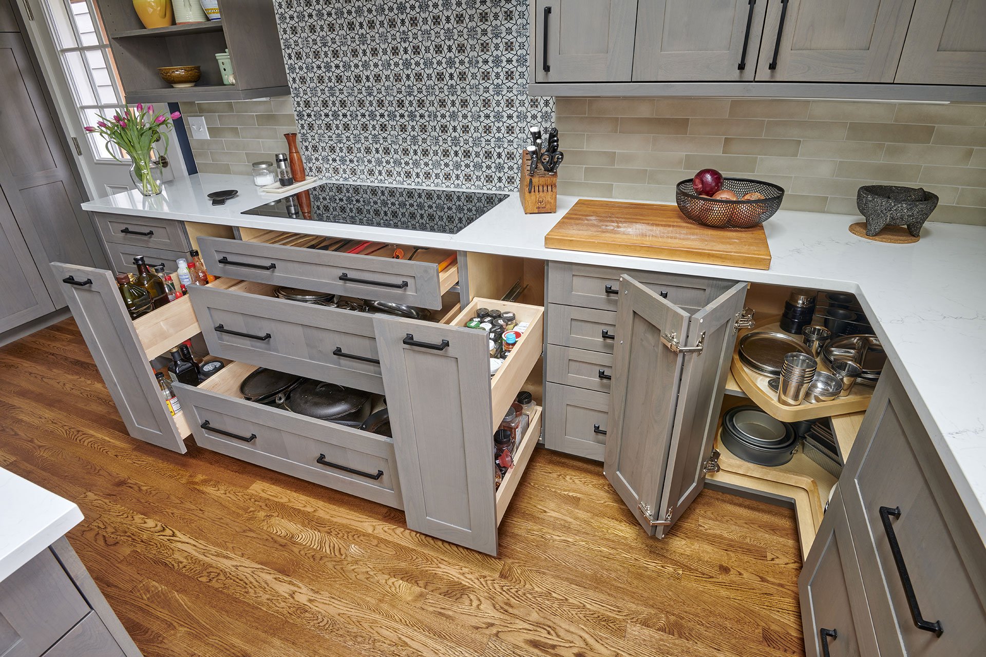 Struggling with a corner kitchen layout? Get our expert tips to improve flow, maximize storage and plan appliance placement to make your corner kitchen more functional and stylish.