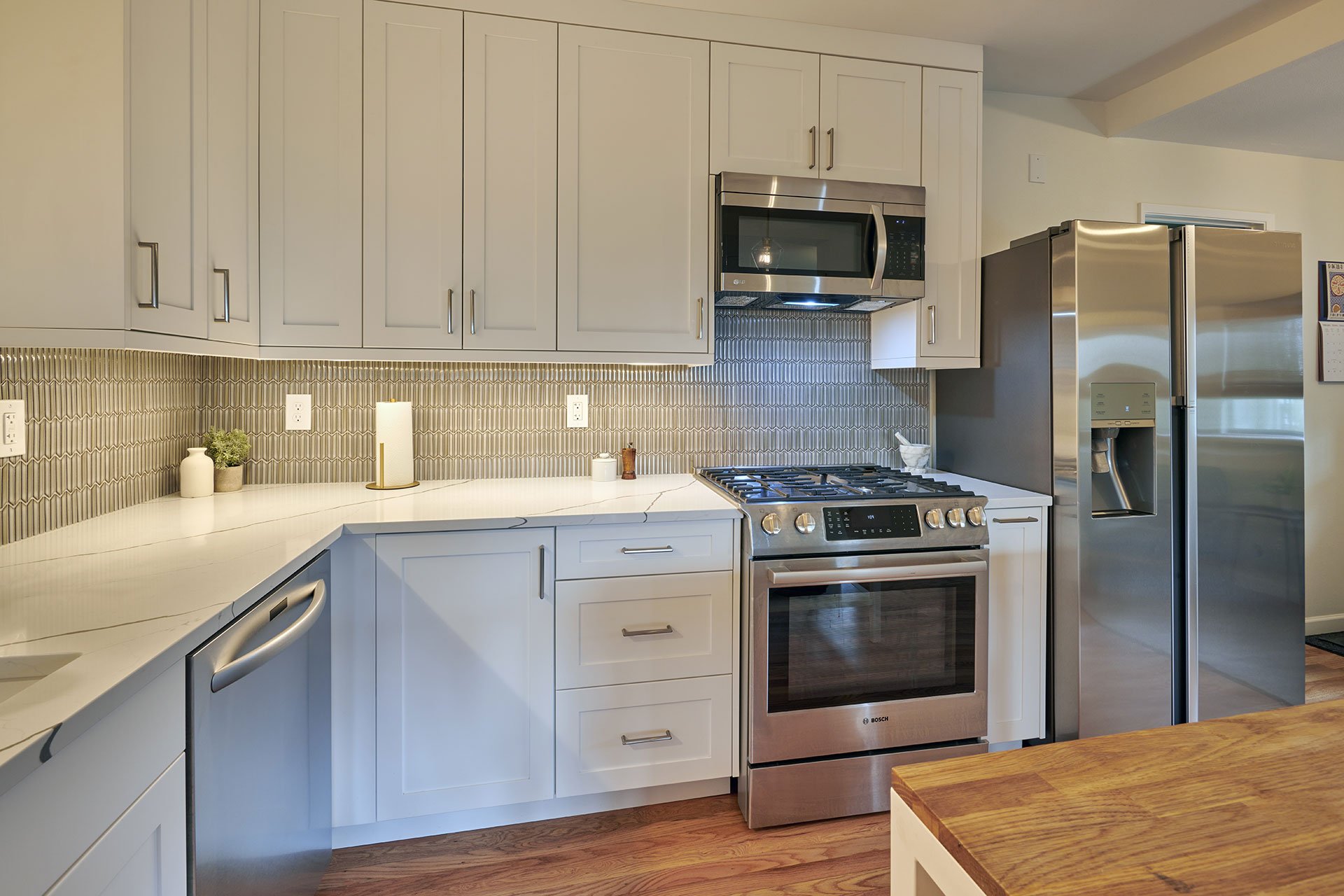 Struggling with a corner kitchen layout? Get our expert tips to improve flow, maximize storage and plan appliance placement to make your corner kitchen more functional and stylish.