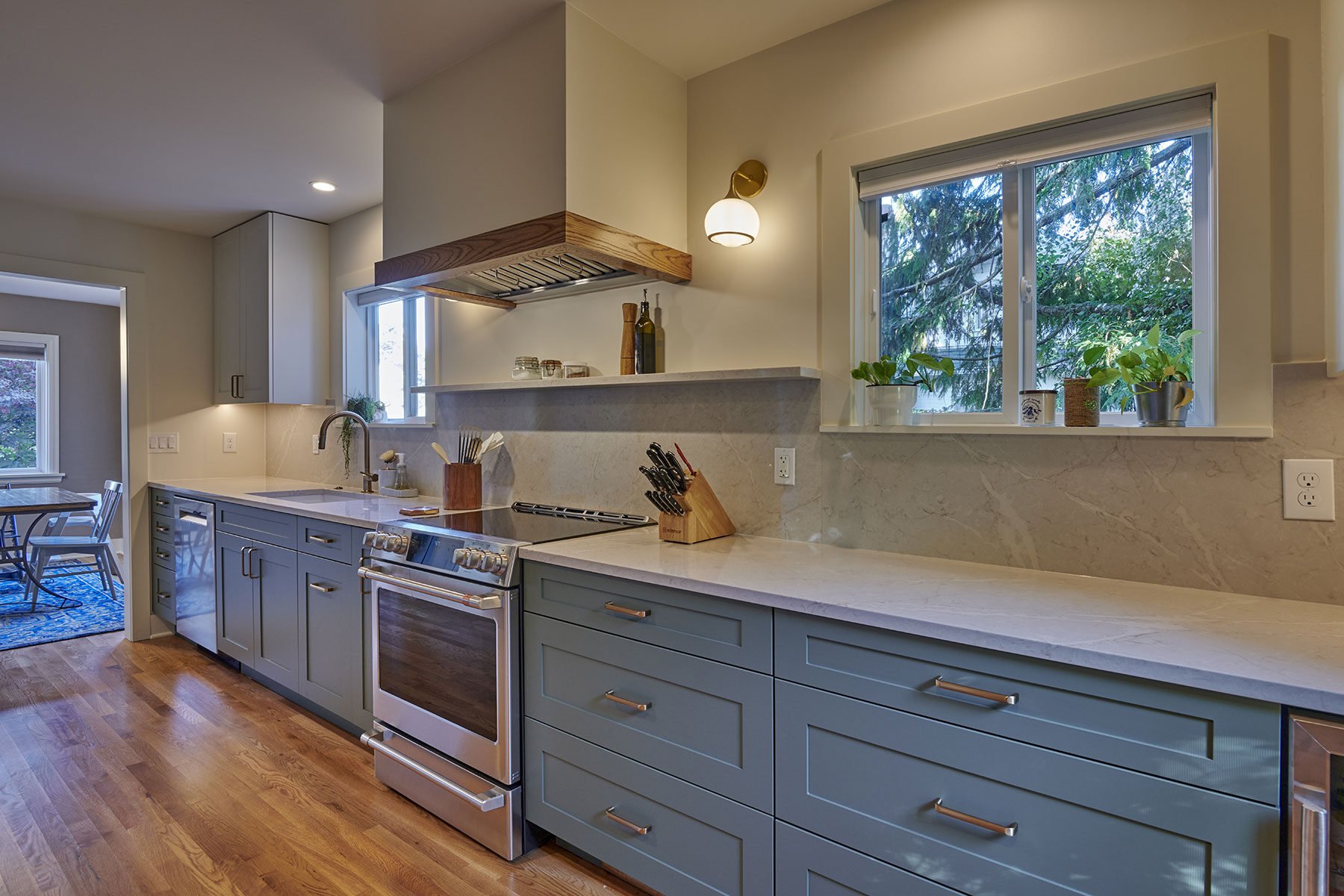 Galley Kitchen Remodel: Ideas and Inspiration For Your Project 8 Galley-Kitchen-Remodel-ideas-and-Inspiration-1