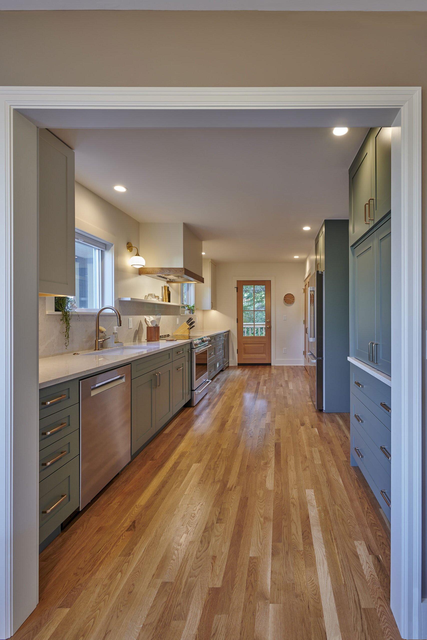 Galley Kitchen Remodel: Ideas and Inspiration For Your Project 7 Galley-Kitchen-Remodel-ideas-and-Inspiration-3