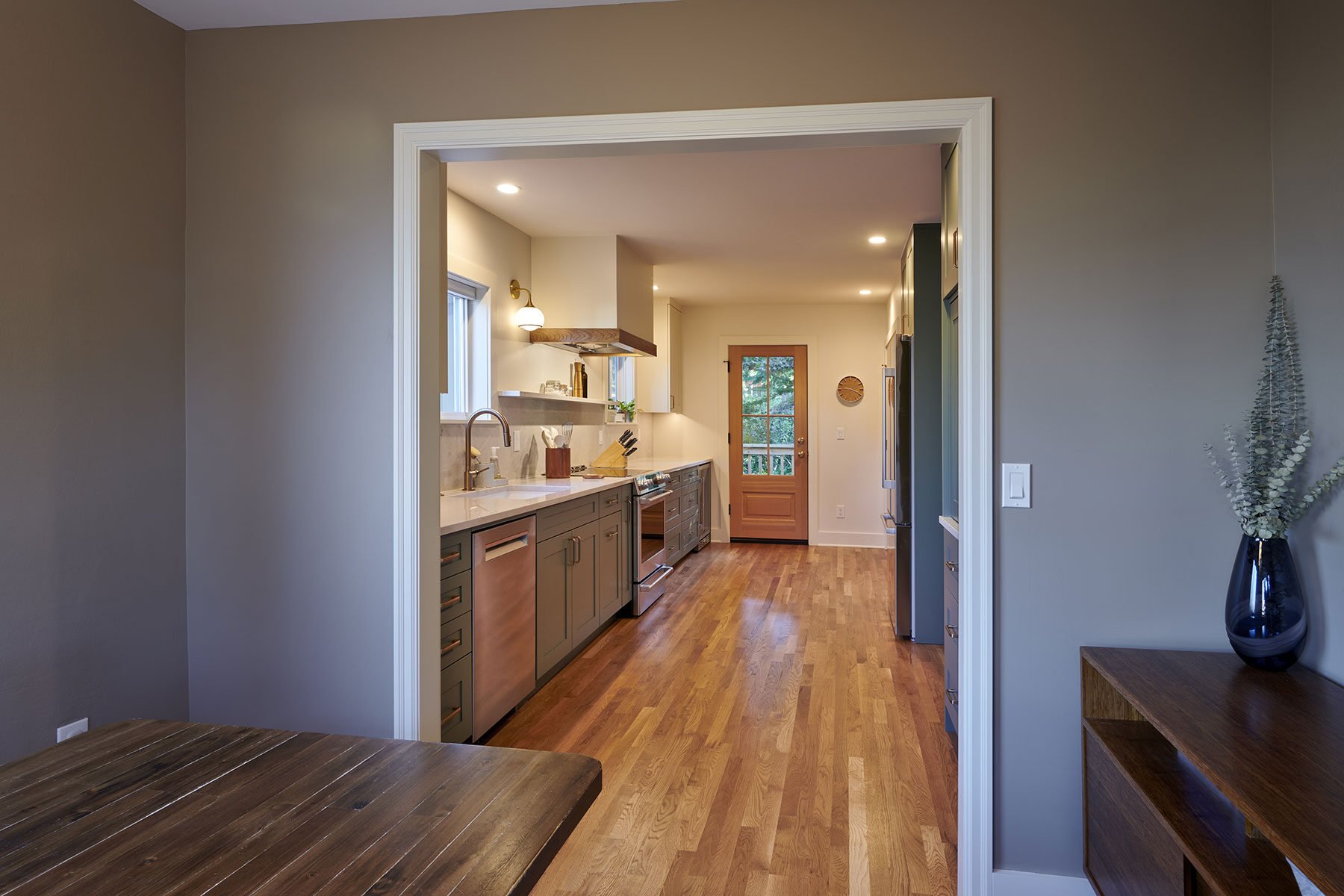 Galley Kitchen Remodel: Ideas and Inspiration For Your Project 1 Galley-Kitchen-Remodel-ideas-and-Inspiration-4