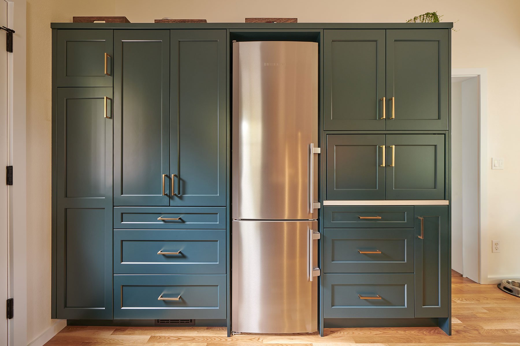 Galley Kitchen Remodel: Ideas and Inspiration For Your Project 3 Galley-Kitchen-Remodel-ideas-and-Inspiration-5