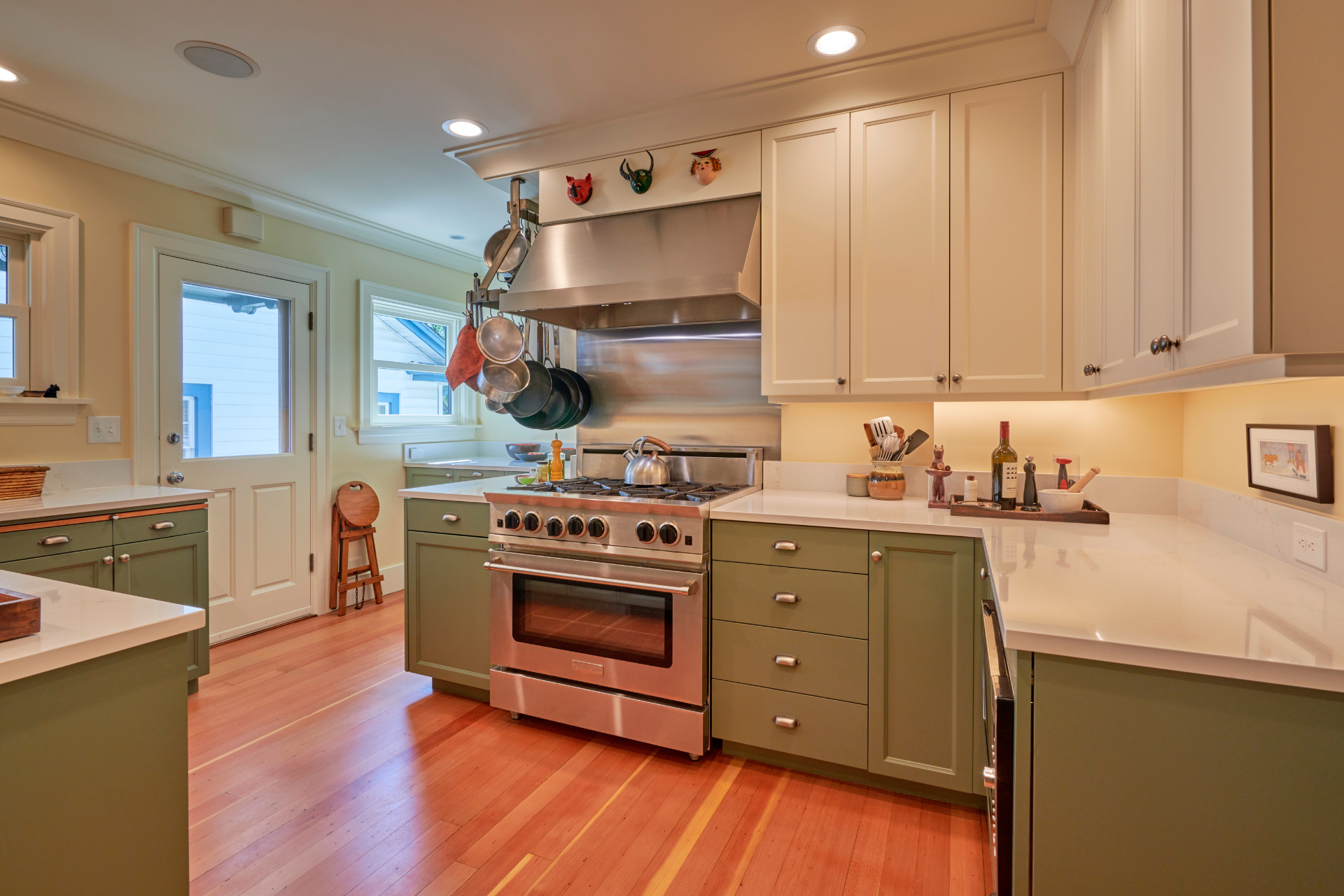 Spring is the perfect time for Seattle homeowners to refresh their spaces with our ultimate spring cleaning checklist. Check out these essential tasks to help you reclaim a spotless and inviting home!