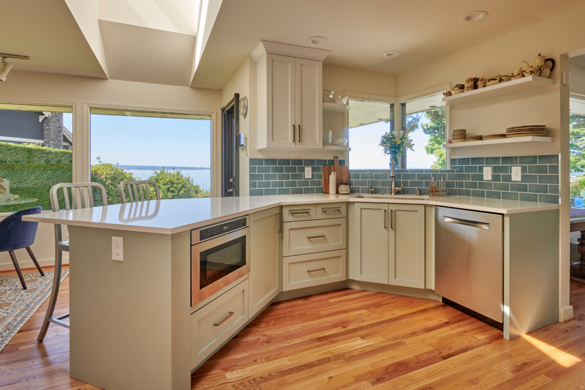 Spring is the perfect time for Seattle homeowners to refresh their spaces with our ultimate spring cleaning checklist. Check out these essential tasks to help you reclaim a spotless and inviting home!