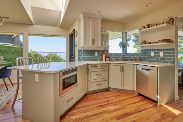 Spring is the perfect time for Seattle homeowners to refresh their spaces with our ultimate spring cleaning checklist. Check out these essential tasks to help you reclaim a spotless and inviting home!