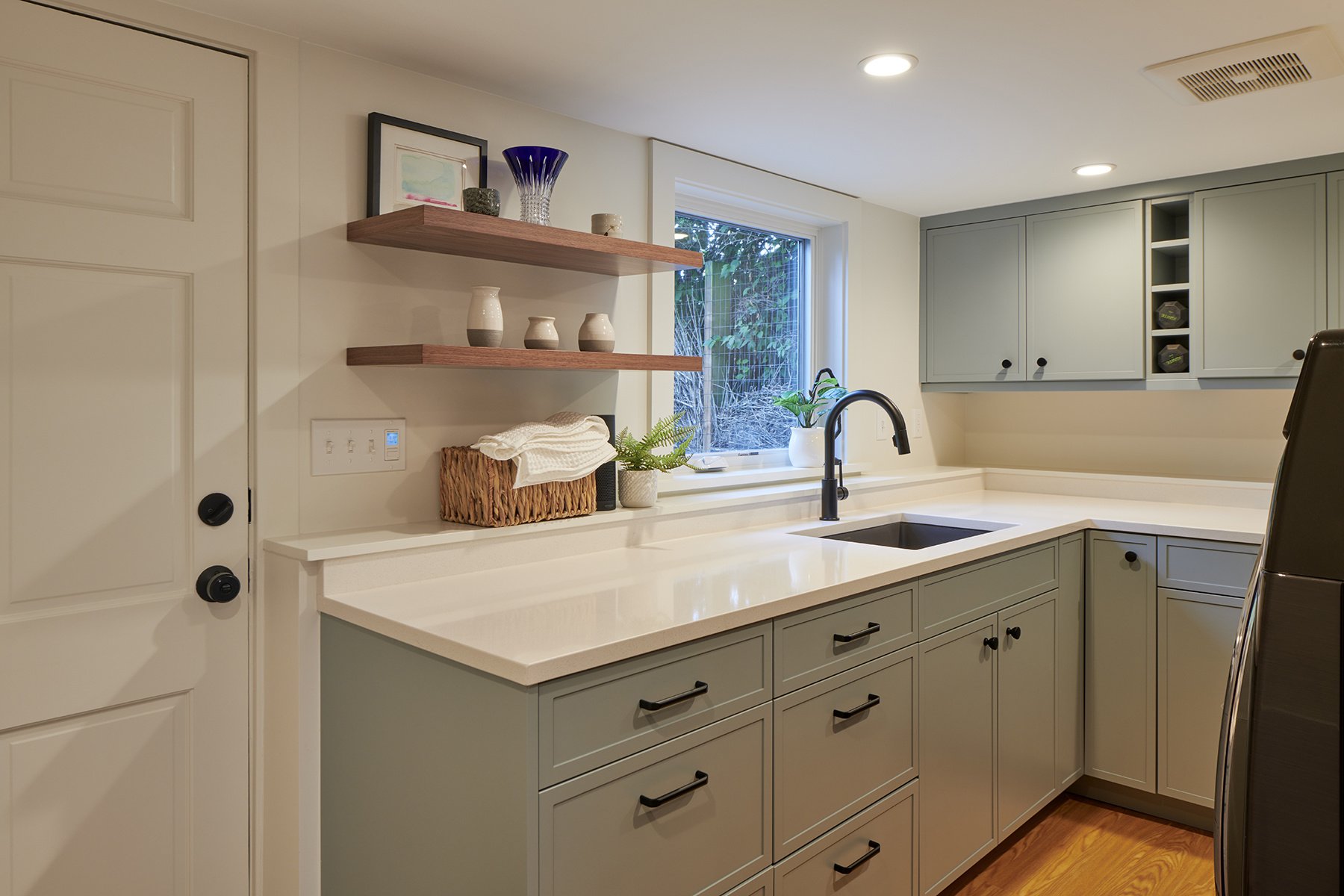 What Is a Daylight Basement? Daylight Basement vs. Walkout Basements ...